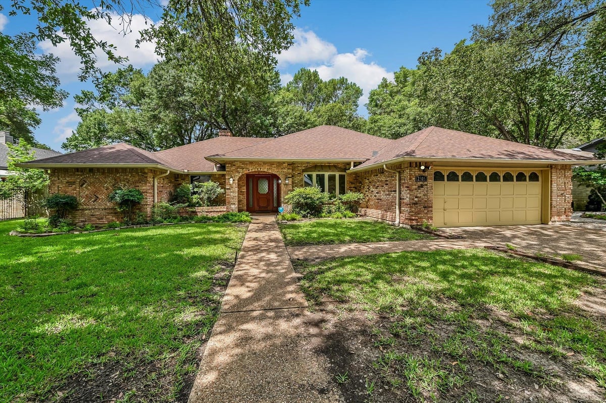View 2505 Royal Lytham Dr in ONION CREEK SEC 5 A 2505 Royal Lytham Dr - front exterior - Luxury home in ONION CREEK SEC 5 A, Austin, TX