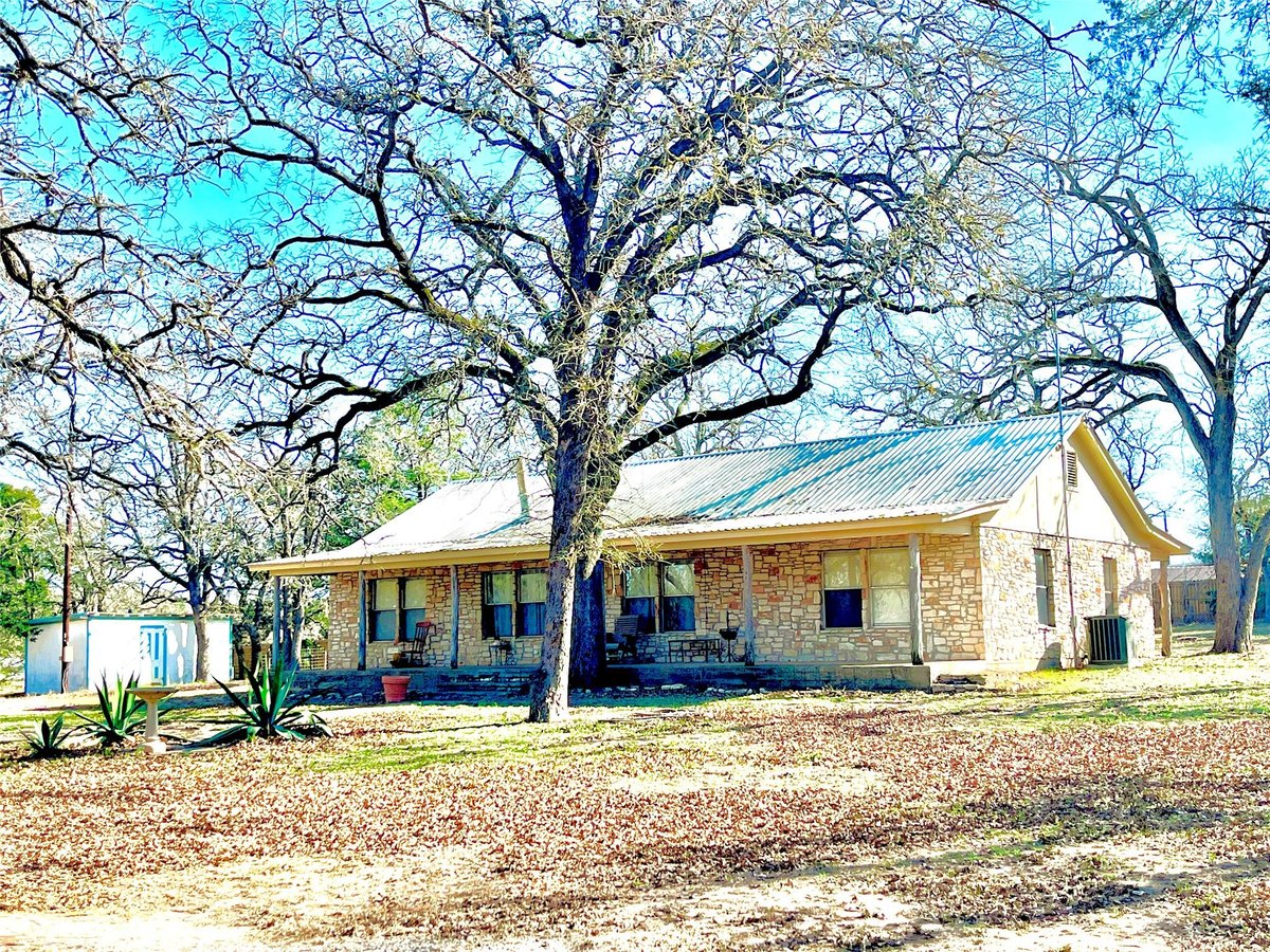 Living area at 251 Milam Ln - 3 bed 2 bath home