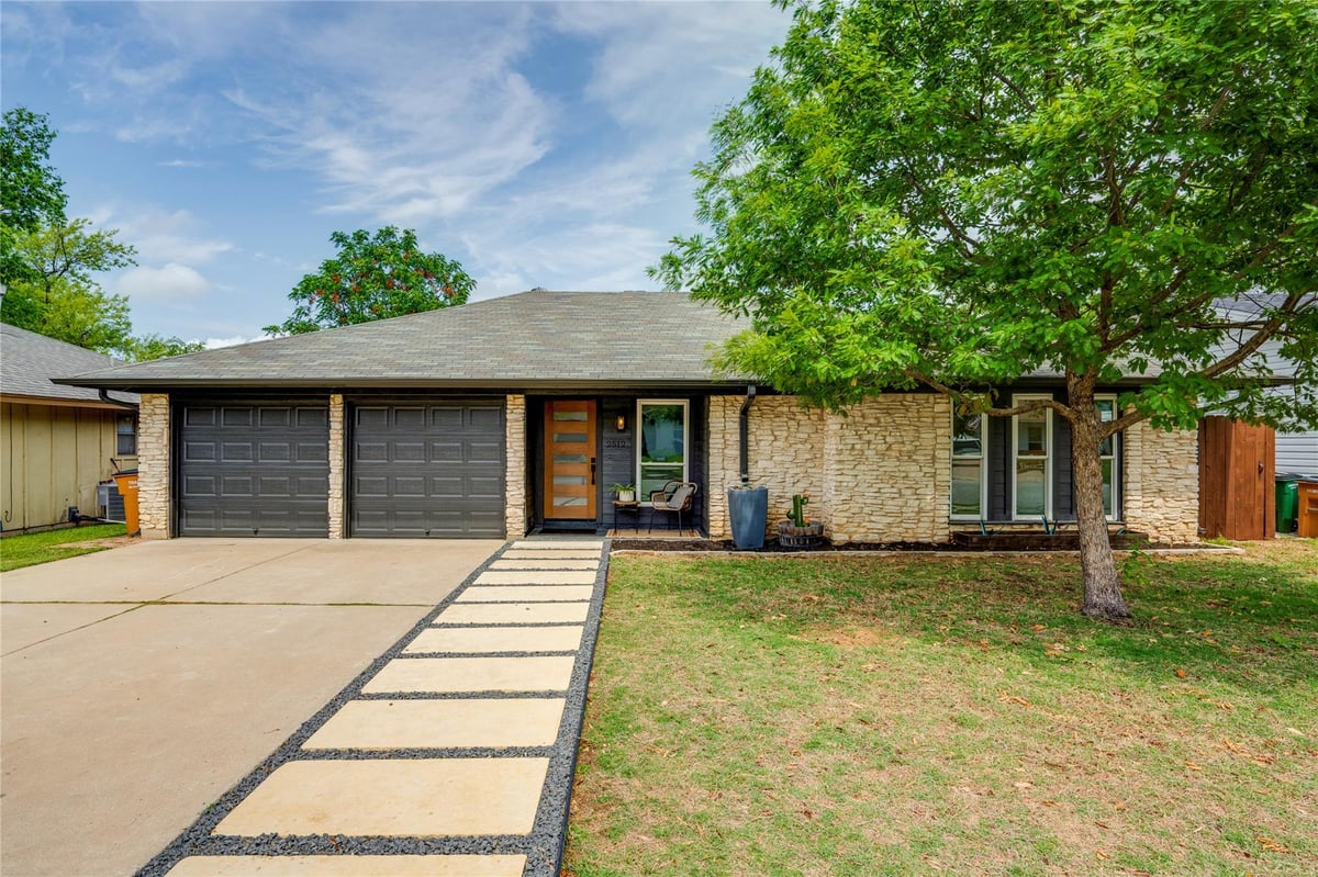 Living area at 2512 Carlow Dr - 3 bed 2 bath home