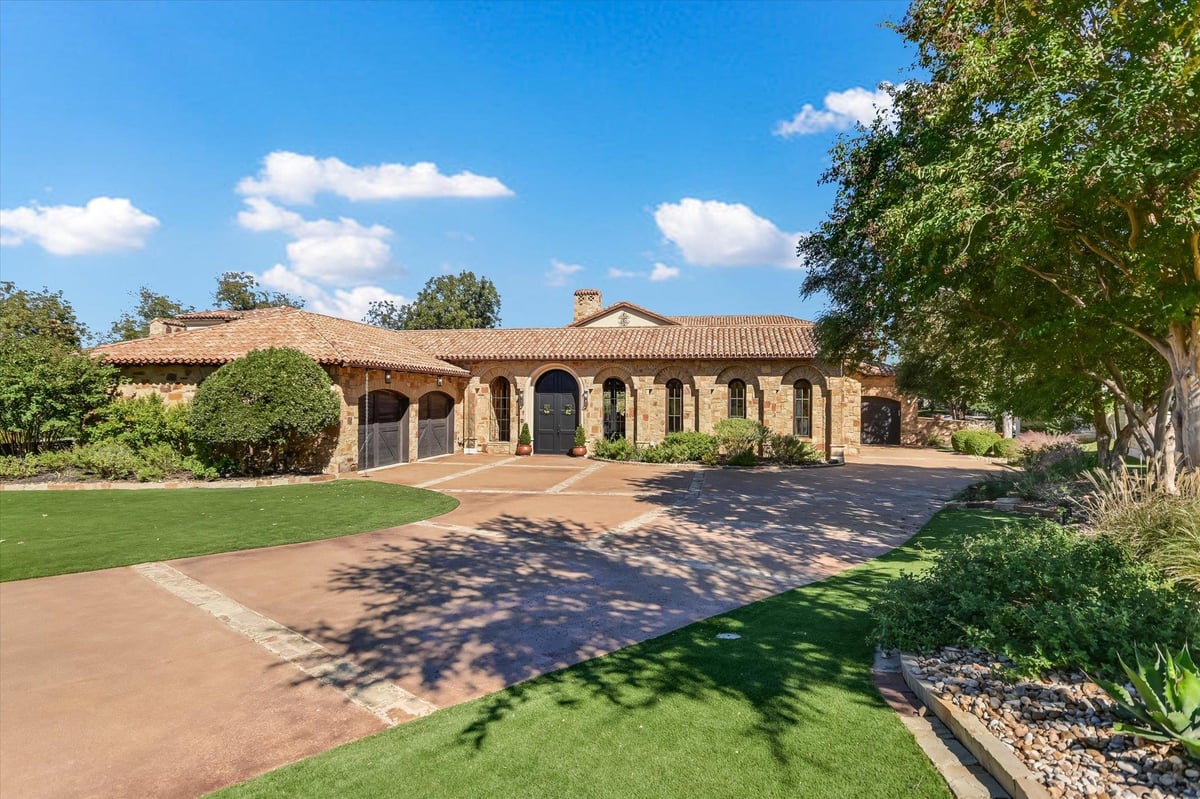 252 la Serena Loop - front exterior - Luxury home in Escondido, Horseshoe Bay, TX