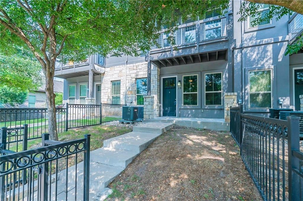 View 2520 Bluebonnet LN Unit #19 in Sola City Homes 2520 Bluebonnet LN Unit #19 - property photo 1 - Luxury home in Sola City Homes, Austin, TX