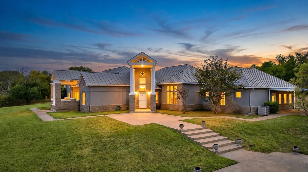 View 2524 S Robinson DR in Galindo I 2524 S Robinson DR - property photo 1 - Luxury home in Galindo I, Robinson, TX