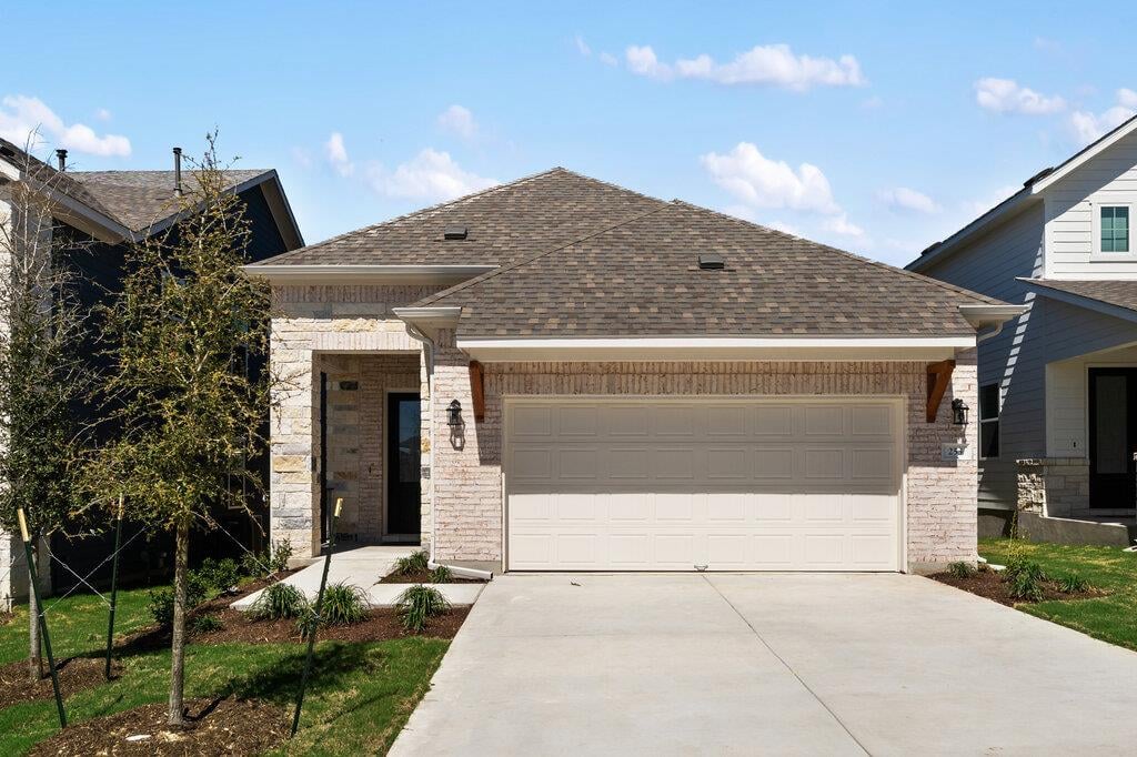 Living area at 253 Ranier Way - 3 bed 2 bath home