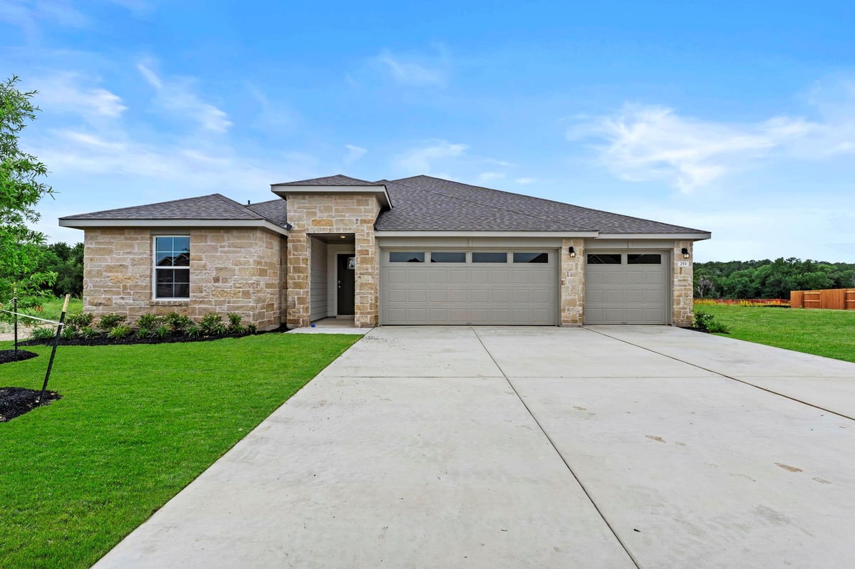 253 Rivers Edge DR - front exterior - Luxury home in Riverview, Georgetown, TX
