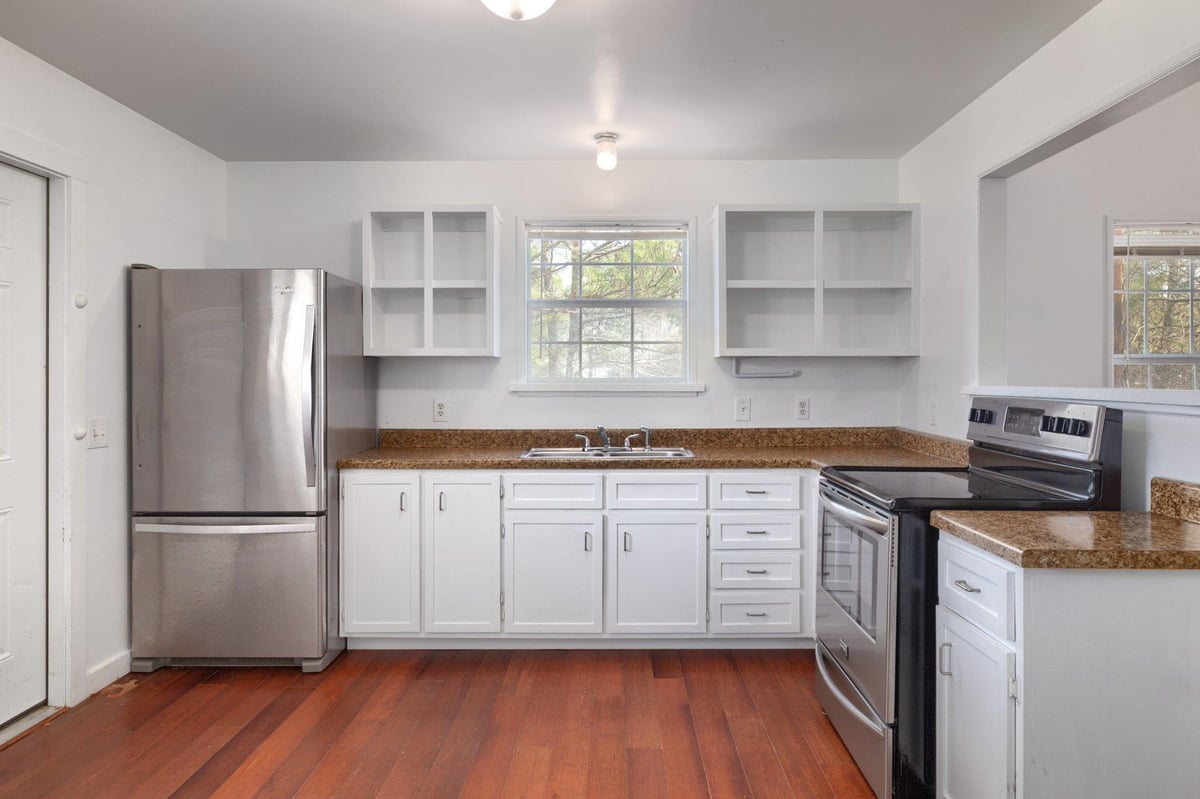 Living area at 254 Kelley Rd W - 3 bed 2 bath home