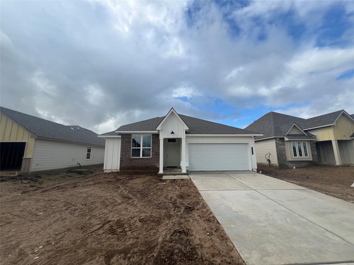 255 Gus LOOP - front exterior - Luxury home in Rancho San Gabriel, Georgetown, TX