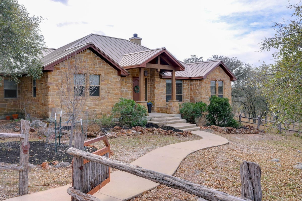 Living area at 2551 Wolf Creek Ranch Rd - 3 bed 3 bath home