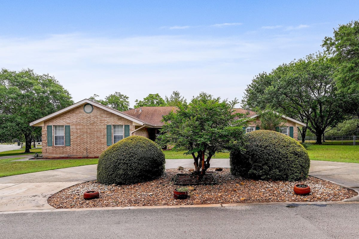 View 259 Twin Oak Rd in Oak Village North 259 Twin Oak Rd - property photo 1 - Luxury home in Oak Village North, Seguin, TX