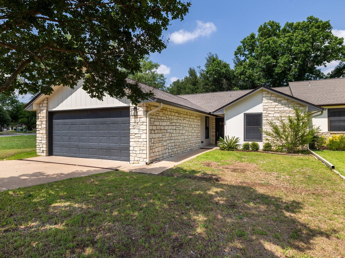 View 26 Fairway Ln in Meadowlakes 26 Fairway Ln - front exterior - Luxury home in Meadowlakes, Meadowlakes, TX