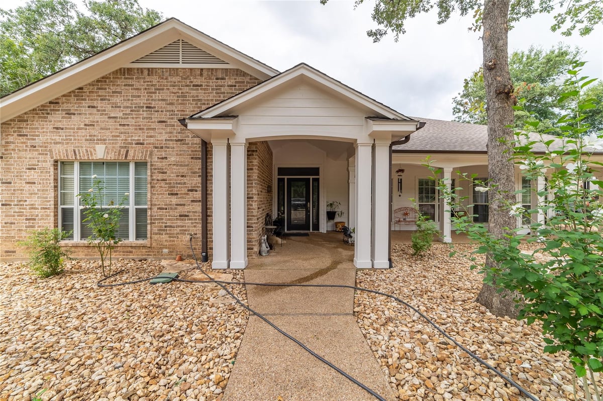 View 2600 FM 2095 in 9999 2600 FM 2095 - front exterior - Luxury home in 9999, Cameron, TX