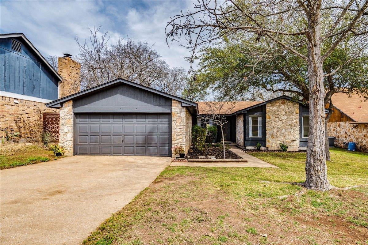 View 2602 Monitor DR in SHILOH SUBD PHS 2 SEC 1 AMEN 2602 Monitor DR - property photo 1 - Luxury home in SHILOH SUBD PHS 2 SEC 1 AMEN, Austin, TX