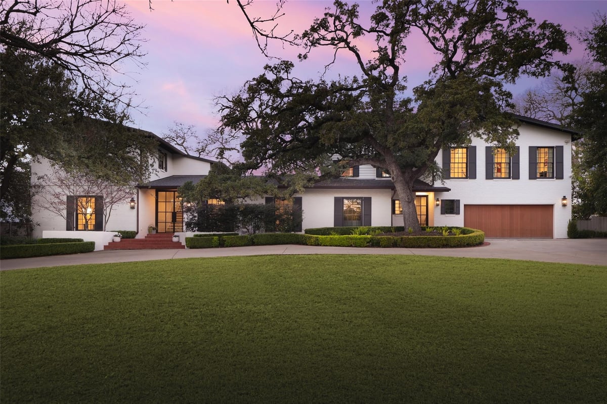 Living area at 2604 Wooldridge Dr - 6 bed 5 bath home
