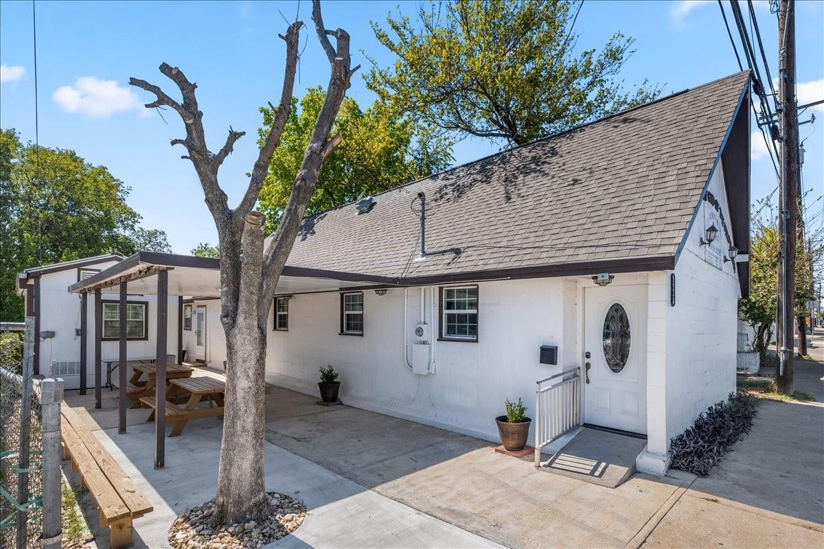 Living area at 2606 Santa Rosa St - 1 bed 1 bath home