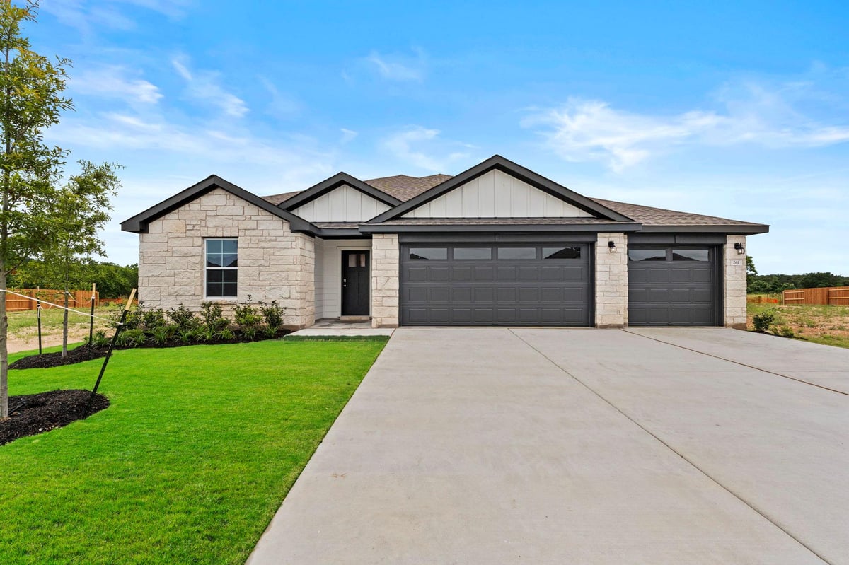 261 Rivers Edge DR - front exterior - Luxury home in Riverview, Georgetown, TX