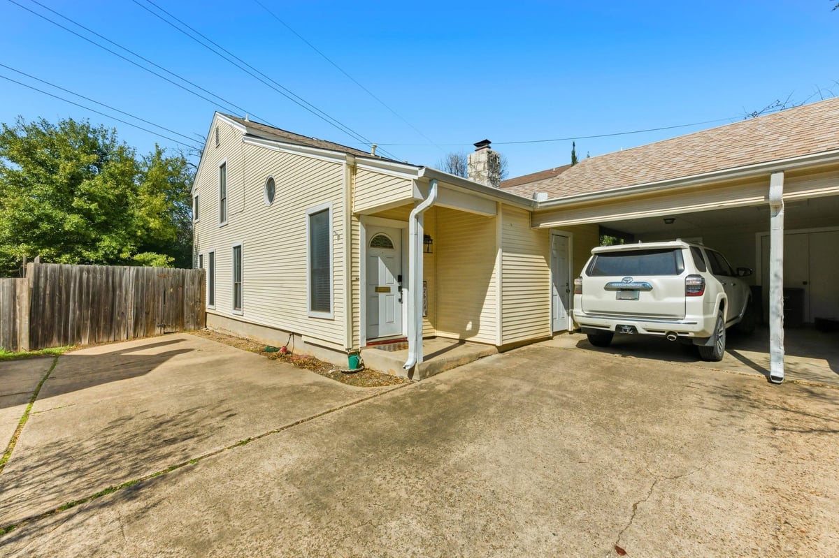 Living area at 2614 Jefferson St Unit #B - 3 bed 2 bath home