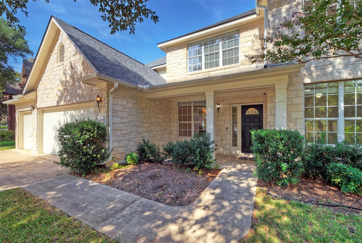 Living area at 2616 Henley Dr - 6 bed 4 bath home
