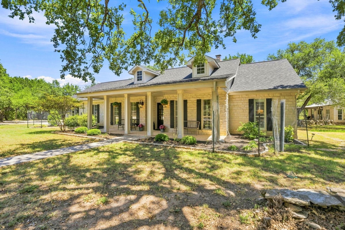 View 262 E Ridgewood RD in North Lake Sec E 262 E Ridgewood RD - property photo 1 - Luxury home in North Lake Sec E, Georgetown, TX