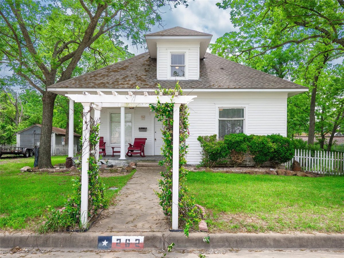 View 262 W Richmond ST in OT Giddings 262 W Richmond ST - front exterior - Luxury home in OT Giddings, Giddings, TX