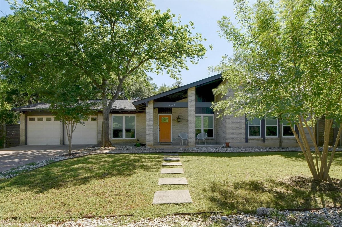 View 2621 Barton Hills DR in Horseshoe Bend Sec 02 2621 Barton Hills DR - property photo 1 - Luxury home in Horseshoe Bend Sec 02, Austin, TX