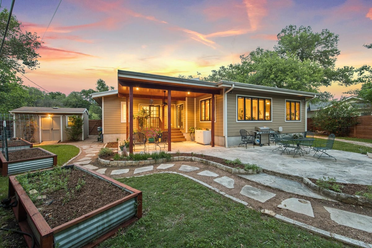 View 2621 W 49th St in Shoalmont Add Sec 03 2621 W 49th St - front exterior - Luxury home in Shoalmont Add Sec 03, Austin, TX