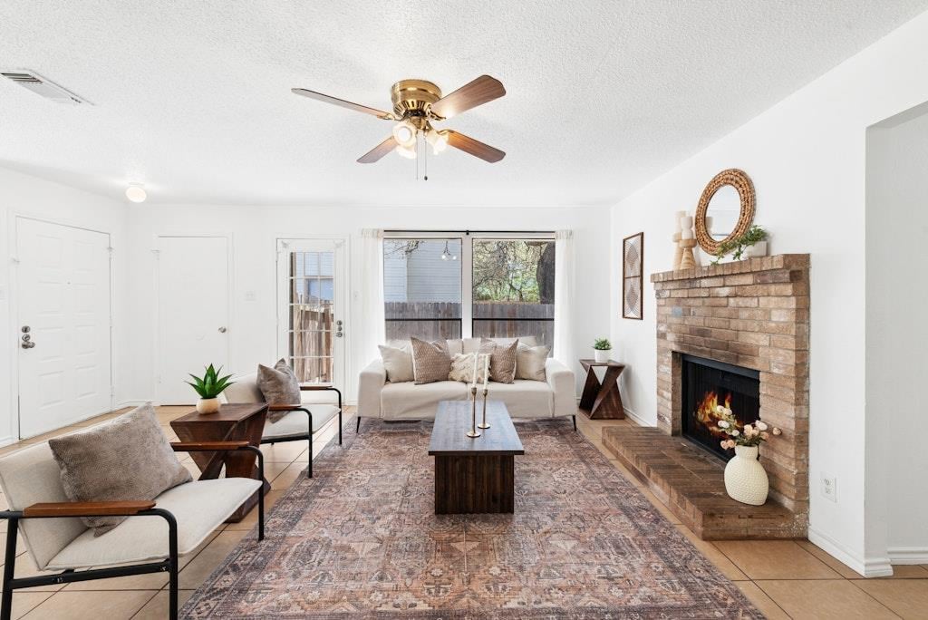 Living area at 2637 Alcott Ln - TANGLEWOOD FOREST SEC 8, Austin, TX