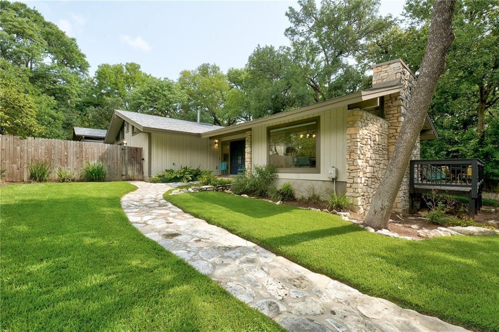 View 27 Hull Circle Dr in Lakeview Gardens 27 Hull Circle Dr - front exterior - Luxury home in Lakeview Gardens, West Lake Hills, TX