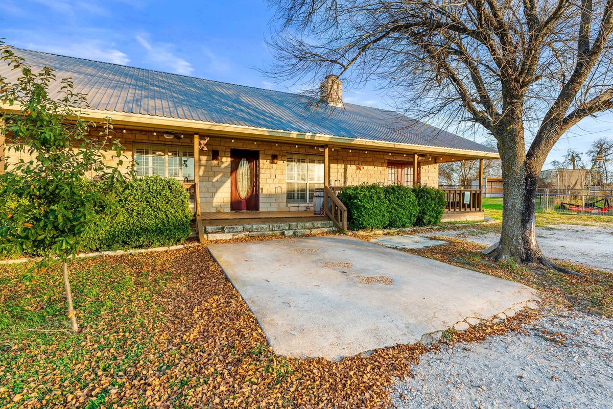 Living area at 2700 Auction Barn Rd - 4 bed 2 bath home
