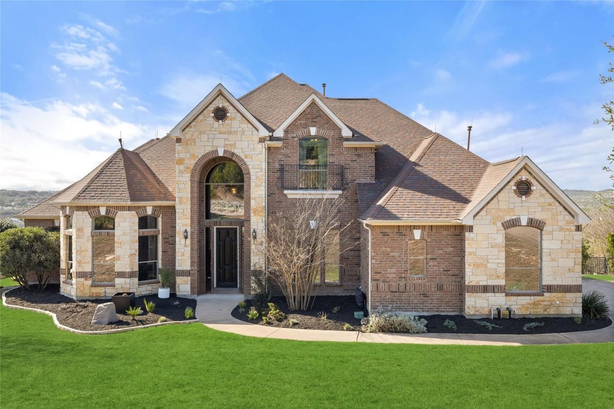 View 2702 Lakehurst RD in Lakehurst Resub 2702 Lakehurst RD - front exterior - Luxury home in Lakehurst Resub, Spicewood, TX