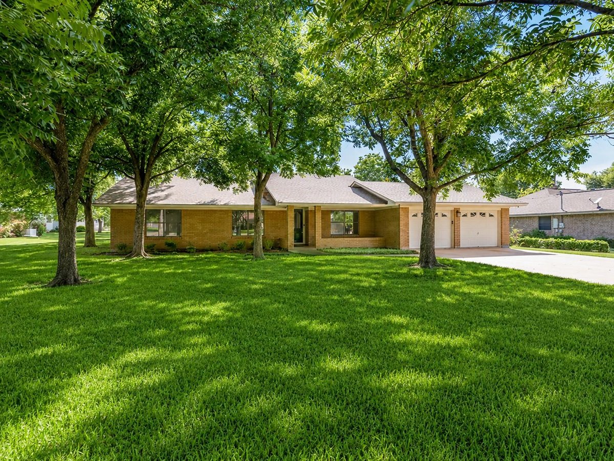 View 2707 North DR in W A Rinderknecht Add 2707 North DR - front exterior - Luxury home in W A Rinderknecht Add, Taylor, TX