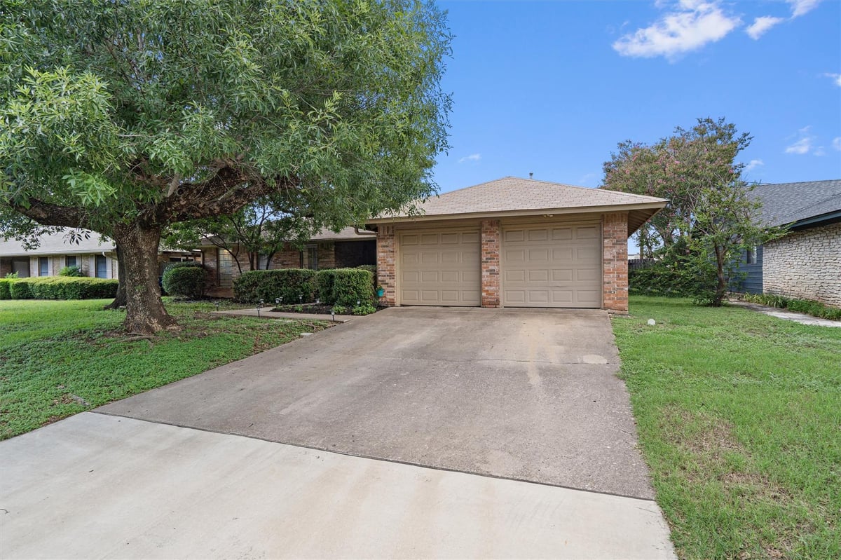 Living area at 2714 Thrushwood Dr - Northwest Terrace Sec 02, Austin, TX