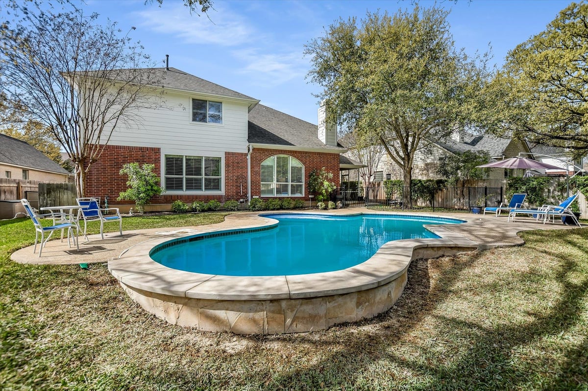 View 2720 Loyaga Dr in Wood Glen Sec 04 Ph 01 2720 Loyaga Dr - front exterior - Luxury home in Wood Glen Sec 04 Ph 01, Round Rock, TX