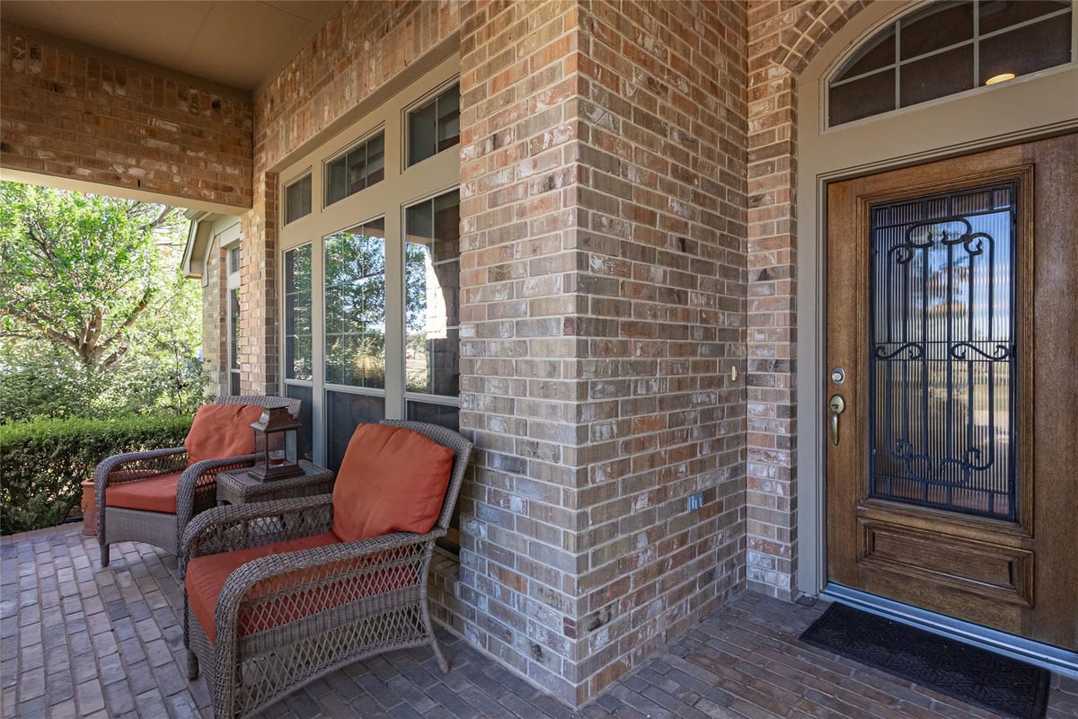 Living area at 2725 Highland Trl - 3 bed 2 bath home