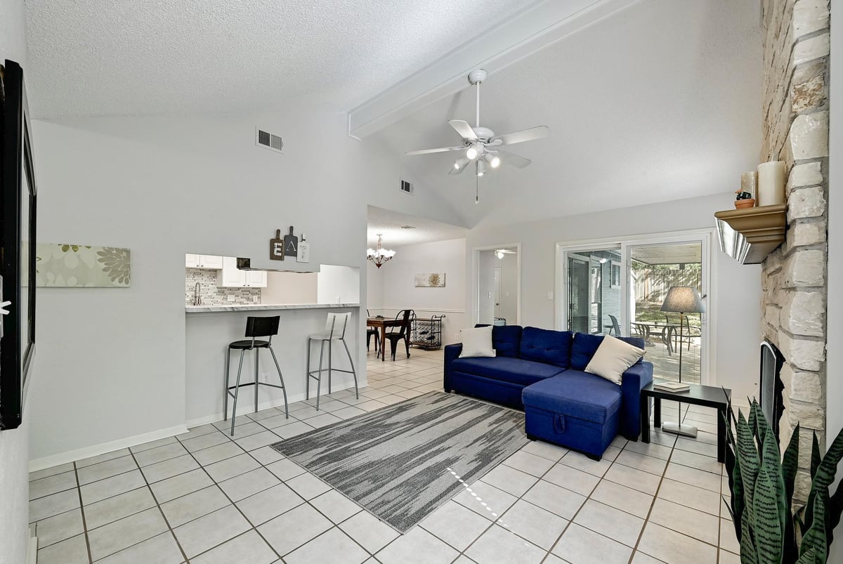 275 Mooring CIR Unit #B - property photo 1 - Luxury home in Lohmans Crossing Estates Sec 2, Lakeway, TX