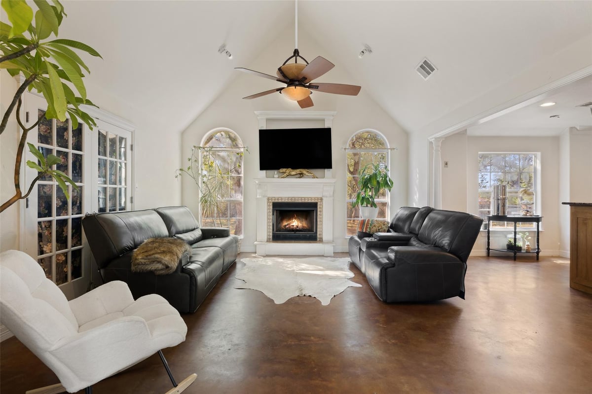 Living area at 280 Stonegate Dr - 3 bed 2 bath home