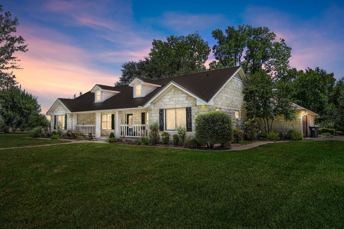 280 Windy LN - front exterior - Luxury home in Turners Bobby, Taylor, TX