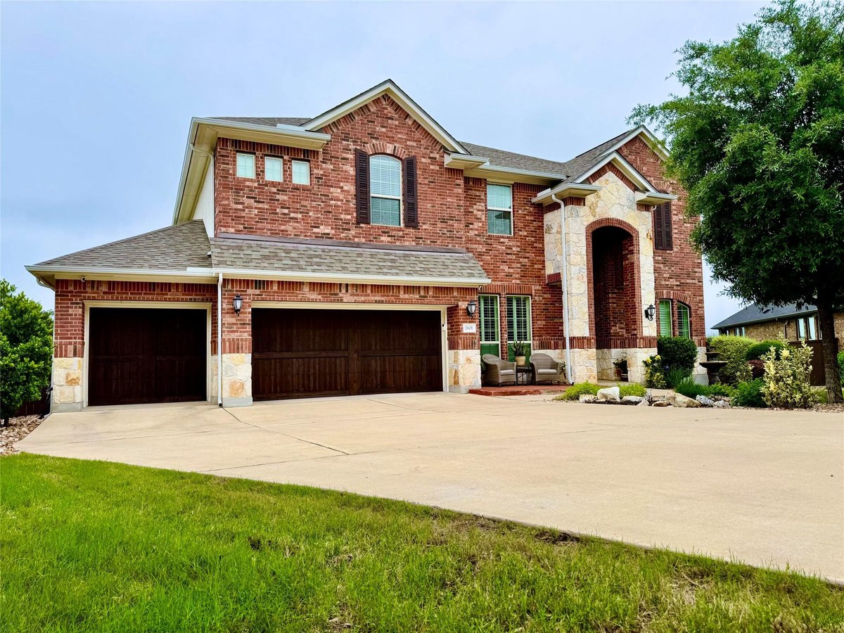 Living area at 2801 Mossy Springs Dr - 5 bed 3 bath home