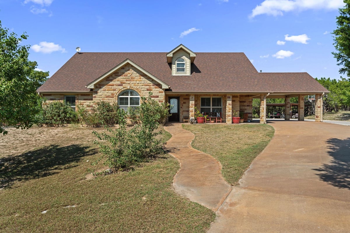 Living area at 2804 County Road 1045 - 5 bed 3 bath home