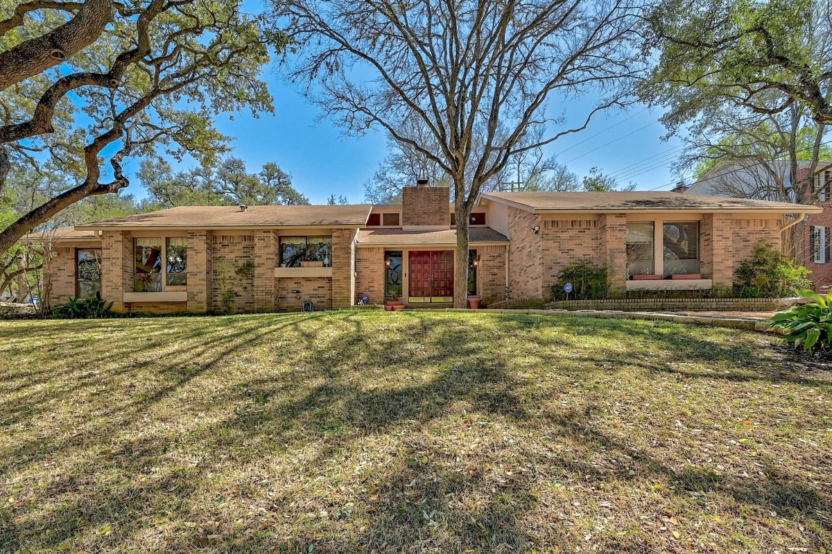 View 2804 Rock WAY in Rollingwood Sec 02 2804 Rock WAY - property photo 1 - Luxury home in Rollingwood Sec 02, Austin, TX