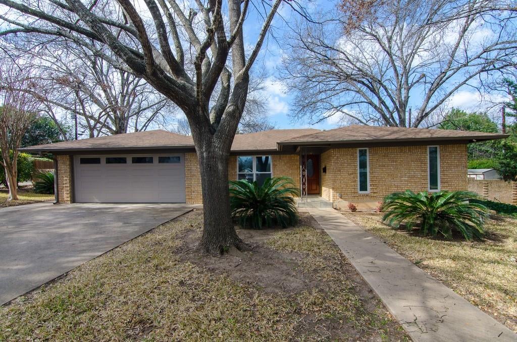 View 2804 Winston CT in Highland Village Sec 04 2804 Winston CT - front exterior - Luxury home in Highland Village Sec 04, Austin, TX