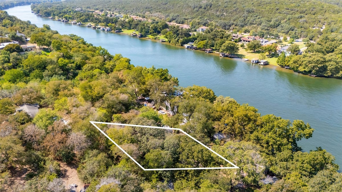 View 2805 Edgewater DR in Austin Lake Estates Sec 02 2805 Edgewater DR - front exterior - Luxury lot in Austin Lake Estates Sec 02, Austin, TX