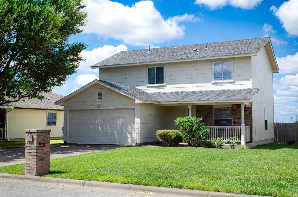 2805 Tyler LN - property photo 1 - Luxury home in Rob Roy Estates, Taylor, TX