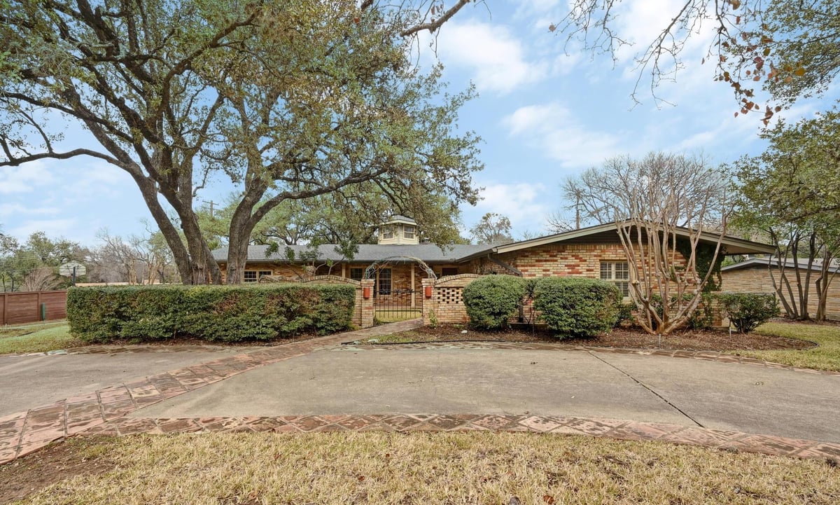 View 2807 Hatley DR in Rollingwood Sec 02 2807 Hatley DR - property photo 1 - Luxury home in Rollingwood Sec 02, Austin, TX