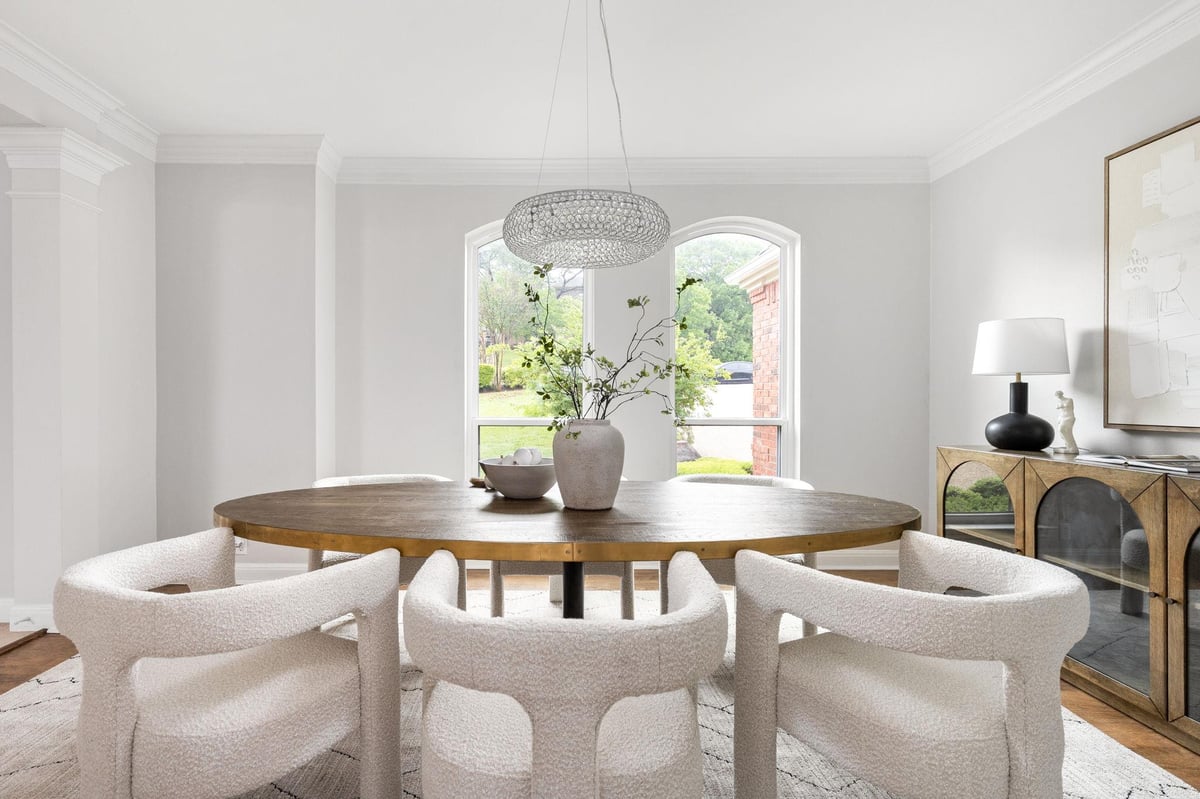 Living area at 2807 Round Table Rd - 6 bed 4 bath home