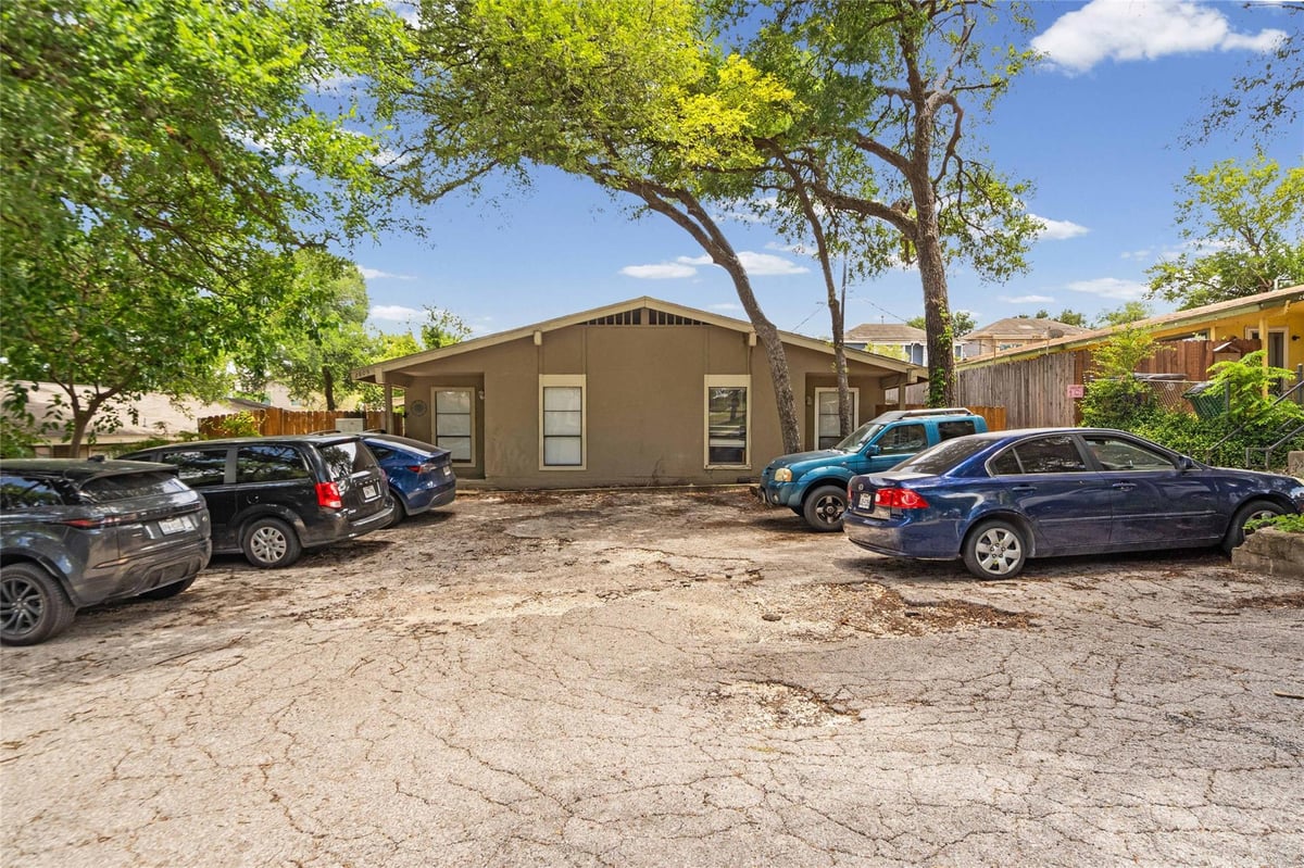 View 2809 Parker LN Unit #D in Greenbriar Sec 02 2809 Parker LN Unit #D - property photo 1 - Luxury home in Greenbriar Sec 02, Austin, TX