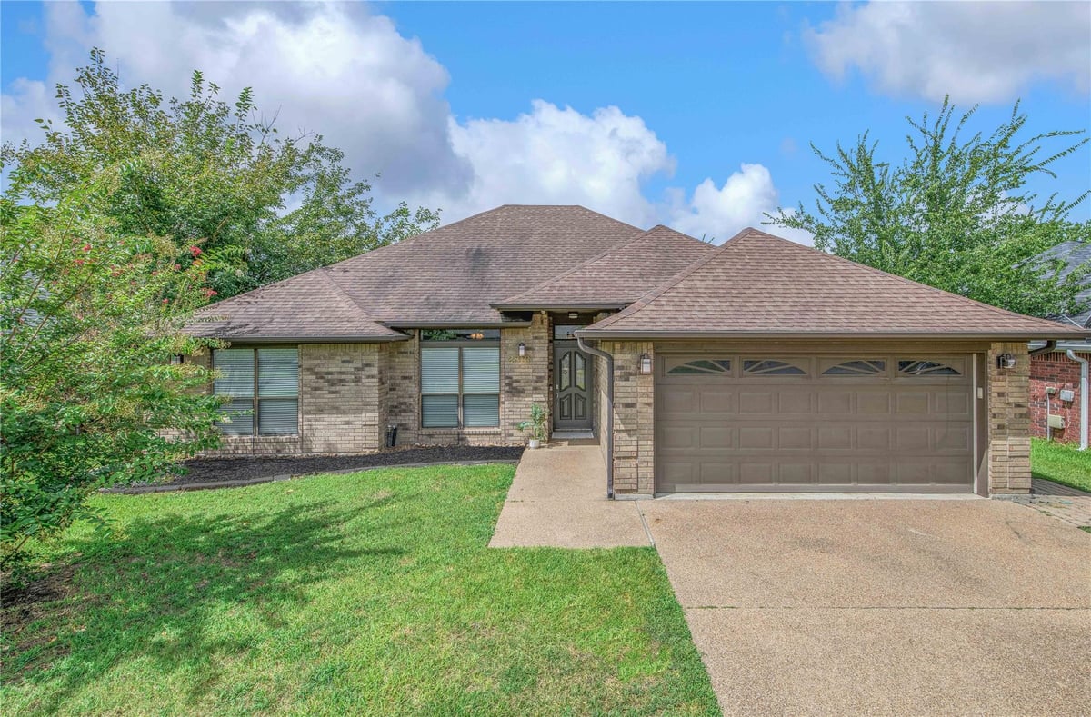 View 2810 Rayado CT in Southwood Valley Ph 25B 2810 Rayado CT - property photo 1 - Luxury home in Southwood Valley Ph 25B, College Station, TX