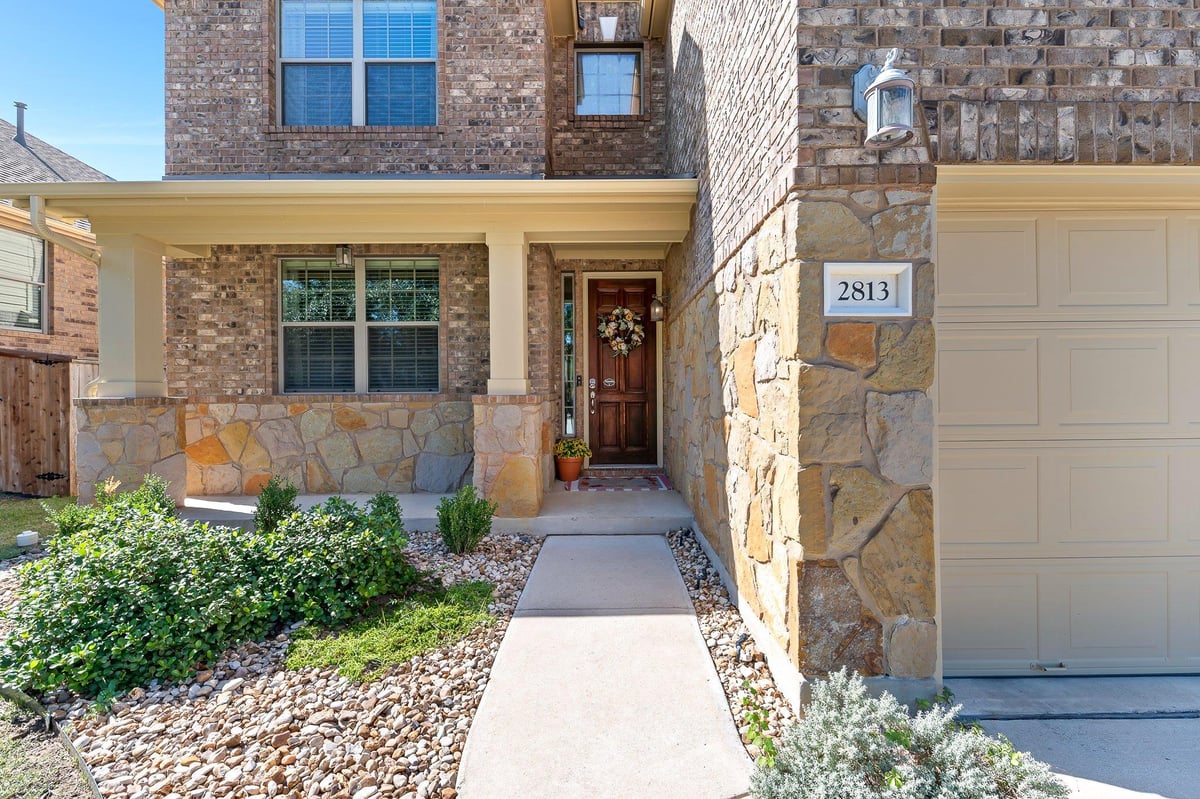 Living area at 2813 Granite Hill Cv - 5 bed 3 bath home