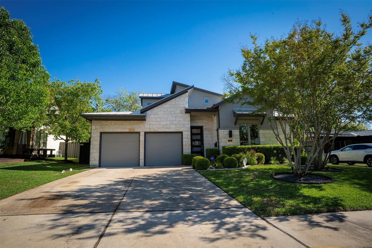 View 2814 W 50th ST in Highland Village Sec 02 Pt 03 2814 W 50th ST - front exterior - Luxury home in Highland Village Sec 02 Pt 03, Austin, TX