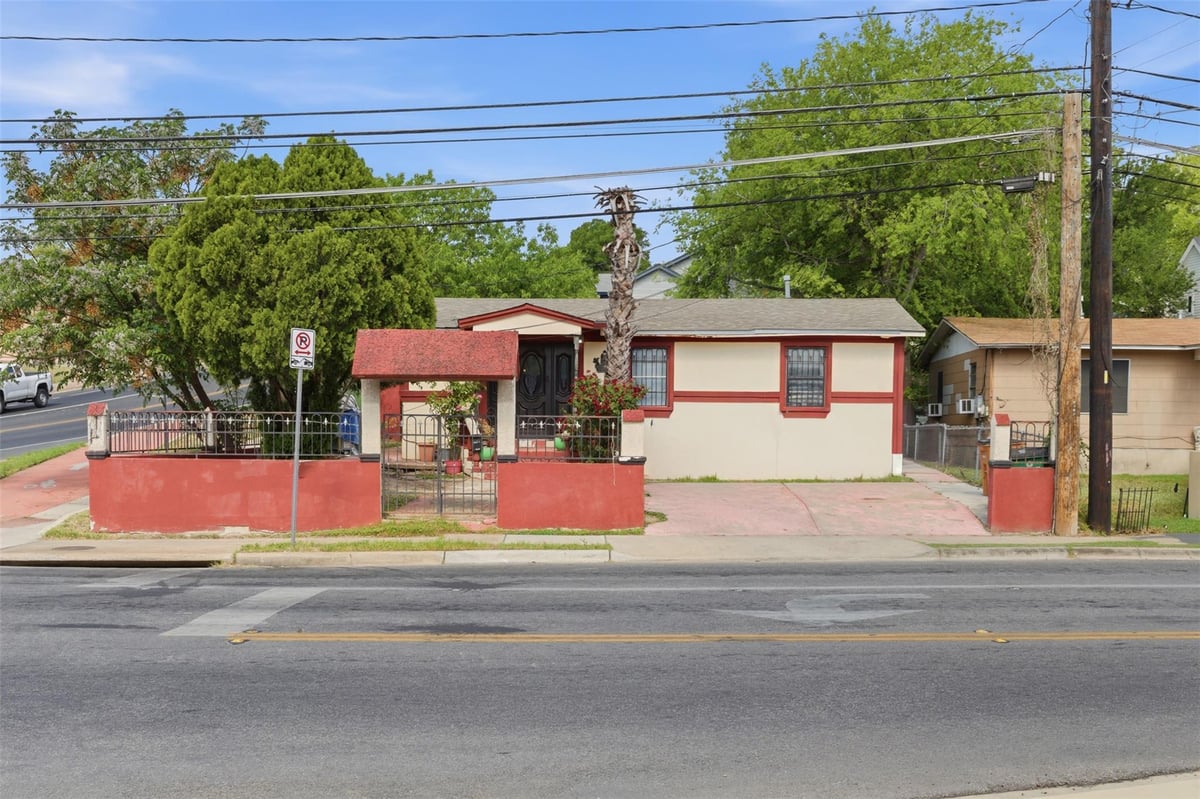 Primary bedroom at 2900 Webberville Rd - 3 bed 1 bath home