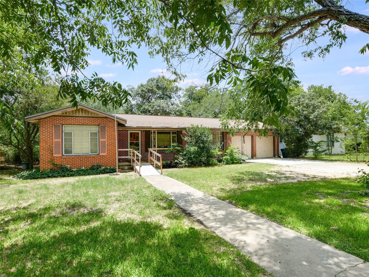 2901 W 45th St - front exterior - Luxury home in Highland Park, Austin, TX