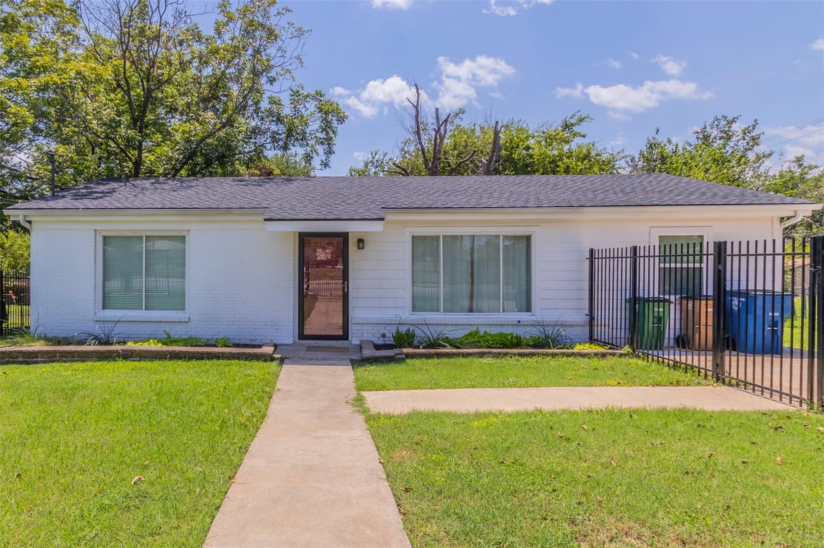 View 2903 Rogge LN in Manor Hill Sec 02 2903 Rogge LN - property photo 1 - Luxury home in Manor Hill Sec 02, Austin, TX